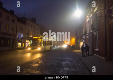 Einen kalten und nebligen Wintern Abend in Hereford UK Stockfoto