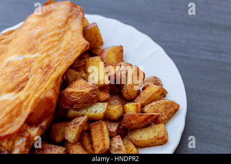 gebratene Hähnchenflügel in Teig mit Pommes frites Stockfoto