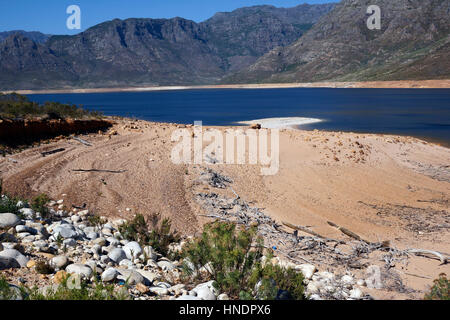 Extrem niedrige Wasserstand im Berg River dam in Franschhoek, Westkap, Südafrika. Stockfoto