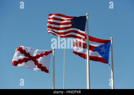 USA, Puerto Rico und Burgund Cross Flags überfliegen Festung San Felipe del Morrro in San Juan, Puerto Rico Stockfoto