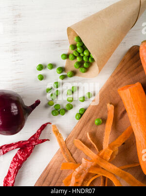 gemischtes Gemüse auf weißem Hintergrund aus Holz. Kopieren Sie Raum. Stockfoto