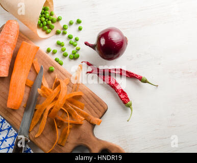 gemischtes Gemüse auf weißem Hintergrund aus Holz. Kopieren Sie Raum. Stockfoto