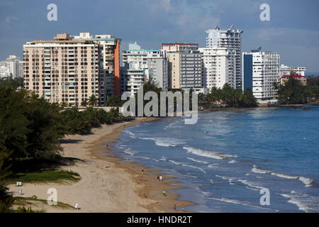 Hochhäuser am Ufer. Erhöhten Blick auf Isla Verde Beach, Carolina, San Juan, Puerto Rico Stockfoto