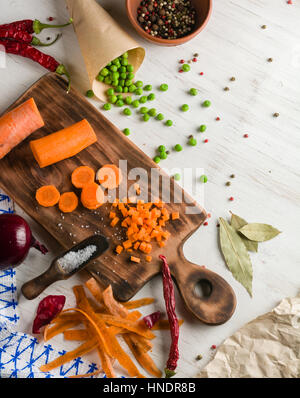 gemischtes Gemüse auf weißem Hintergrund aus Holz. Kopieren Sie Raum. Stockfoto