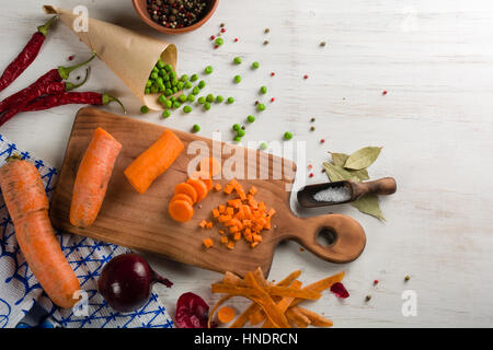 gemischtes Gemüse auf weißem Hintergrund aus Holz. Kopieren Sie Raum. Stockfoto