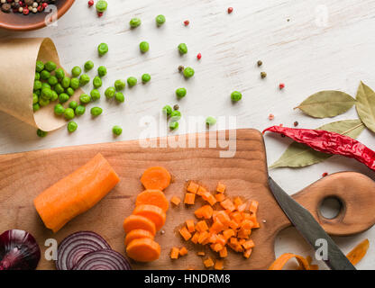 gemischtes Gemüse auf weißem Hintergrund aus Holz. Kopieren Sie Raum. Stockfoto