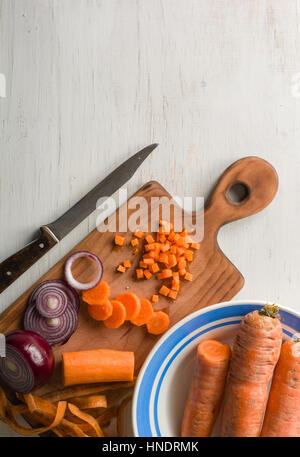 gemischtes Gemüse auf weißem Hintergrund aus Holz. Kopieren Sie Raum. Stockfoto