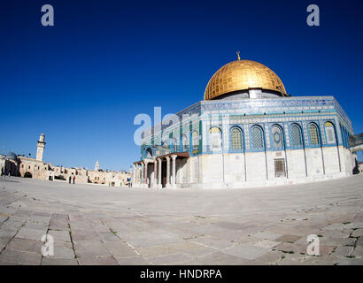 Ein Fisch-Auge Ansicht der goldenen Kuppel Moschee auf dem umstrittenen Tempelberg in Jerusalem, Israel. Stockfoto