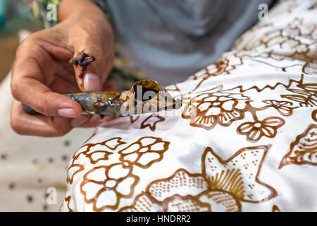 Malerei Aquarell auf dem Stoff zu Batik. Batik ist Teil der indonesischen Kultur Stockfoto