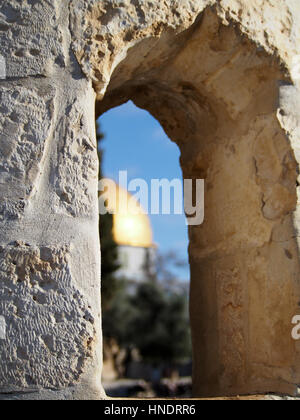 Der Blick durch ein Stein Fenster im historischen Jerusalem beinhaltet die legendäre goldenen Kuppel Moschee auf dem Tempelberg. Stockfoto