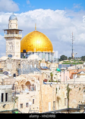 Die goldene Kuppel der Moschee auf dem Tempelberg dominiert diese Stadtansicht von historischen Jerusalem Israel. Stockfoto