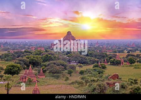 Alten Pagoden in der Landschaft von Bagan in Myanmar bei Sonnenaufgang In der Mitte der Dhammayangyi Tempel, die größte aller Tempel in Bagan. Über 10,0 Stockfoto