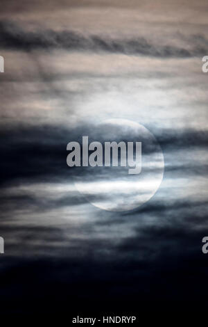 Full Moon rising über Rocky Mountains, Salida, Colorado, USA Stockfoto