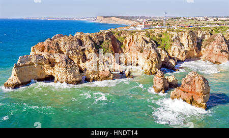 Luftaufnahmen von Ponte Piedade mit dem Leuchtturm in Lagos Portugal Stockfoto