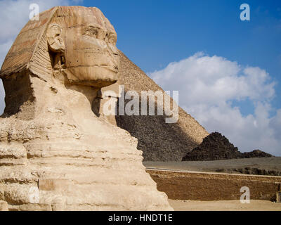 Alten Sphinx-Statue vor den Pyramiden von Gizeh in der Wüste in der Nähe von Kairo. Stockfoto