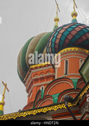 Detail der bunten Kuppeln an Basilius Kathedrale in der Innenstadt von Moskau, Russland. Stockfoto