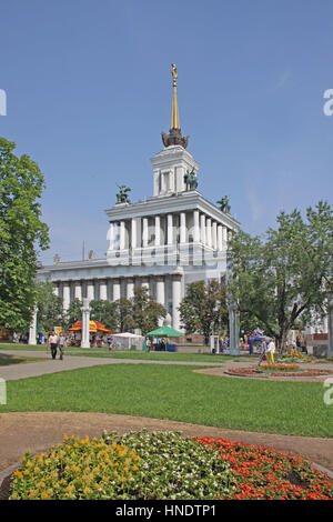 Russland. Moskau. Denkmal von Vladimir Lenin in der Nähe von zentralen Pavillon der Ausstellung der Errungenschaften der Volkswirtschaft. Stockfoto