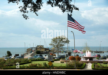 Fairhope Pier an der Mobile Bay im Baldwin County Alabama USA. Ein Brunnen unterstützen Krebs-Bewußtsein ist rosa Wasser spritzt. Stockfoto