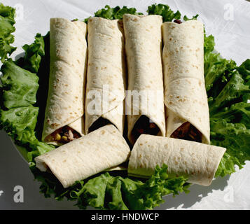 Tortilla-Wraps mit gebratenem Hühnerfilet Stockfoto