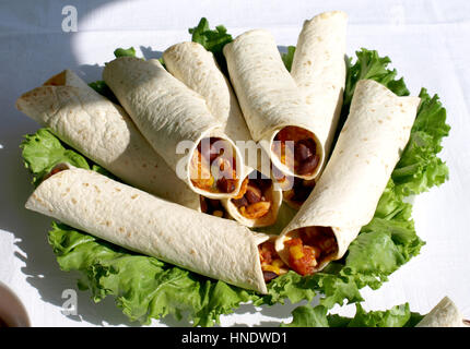 Tortilla-Wraps mit gebratenem Hühnerfilet Stockfoto