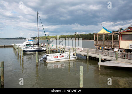 Fairhope Pier an der Mobile Bay im Baldwin County Alabama USA. Marina und Gehweg mit Booten auf einen Liegeplatz Stockfoto