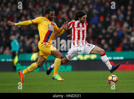 Crystal Palace Jason Puncheon und Stoke City Joe Allen (rechts) während der Premier-League-Spiel im Stadion bet365, Stoke. Stockfoto