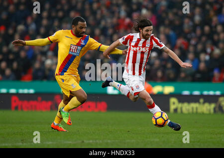Crystal Palace Jason Puncheon und Stoke City Joe Allen (rechts) während der Premier-League-Spiel im Stadion bet365, Stoke. Stockfoto