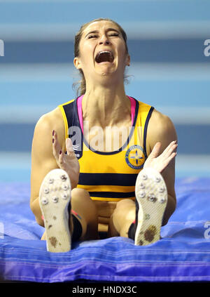 Jade Ive feiert Stabhochsprung der Frauen zu gewinnen, während der Tag eines der britischen Leichtathletik Indoor Team Trials am English Institute of Sport, Sheffield. Stockfoto