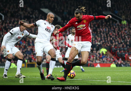 Manchester United Zlatan Ibrahimovic versucht einen Film kurz vor Manchester Uniteds Juan Mata (hinten) Partituren seiner Seite das erste Tor des Spiels während der Premier League match im Old Trafford, Manchester. Stockfoto