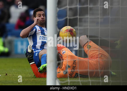 Brighton und Hove Albion Sam Baldock punktet das zweite Tor für seine Siden Burton Albion Torhüter Jon McLaughlin während der Himmel Bet Meisterschaft match bei AMEX Stadion, Brighton. Stockfoto