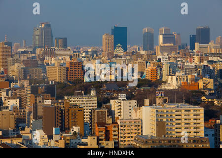 Innenstadt, Blick auf die Stadt von Tsutenkaku tower in Shinsekai Nachbarschaft, Osaka, Japan, Asien Stockfoto