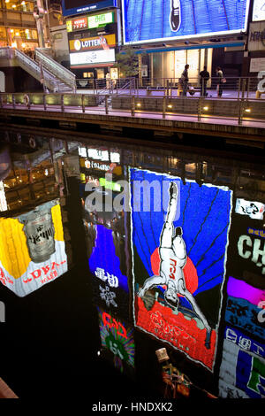 Werbung reflektiert in Dotombori Fluss, Shinsaibashi Shopping Area, Dotombori, Osaka, Japan, Asien Stockfoto