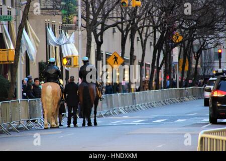 Polizei auf dem Pferderücken in New York City Stockfoto