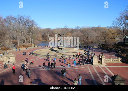Blick auf Bethesda Terrasse und Bethesda Brunnen aus dem Obergeschoss, Central Park, Manhattan, New York City, Vereinigte Staaten von Amerika Stockfoto