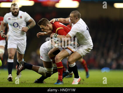 Wale ist Liam Williams (Mitte) von Englands Courtney Lawes (links) und Mike Brown während des Spiels RBS 6 Nations im Fürstentum Stadium, Cardiff in Angriff genommen wird. Stockfoto