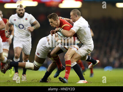 Wale ist Liam Williams (Mitte) von Englands Courtney Lawes (links) und Mike Brown während des Spiels RBS 6 Nations im Fürstentum Stadium, Cardiff in Angriff genommen wird. Stockfoto