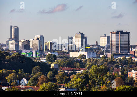 Panorama der Essener Innenstadt, Deutschland, Skyline, links der RWE tower, rechts das Rathaus, Stockfoto