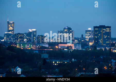 Panorama der Essener Innenstadt, Deutschland, Skyline, links der RWE tower, rechts das Rathaus, Stockfoto