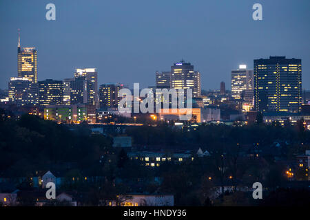 Panorama der Essener Innenstadt, Deutschland, Skyline, links der RWE tower, rechts das Rathaus, Stockfoto