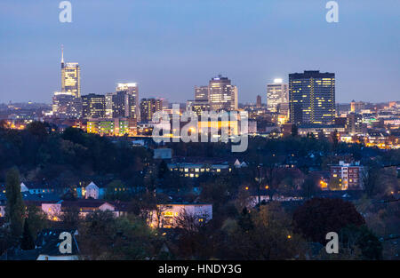 Panorama der Essener Innenstadt, Deutschland, Skyline, links der RWE tower, rechts das Rathaus, Stockfoto