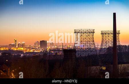 Panorama der Essener Innenstadt, Deutschland, Skyline, links der RWE tower, rechts das Rathaus Turm Rahmen der ehemaligen Kokerei Zollve Kühlung Stockfoto