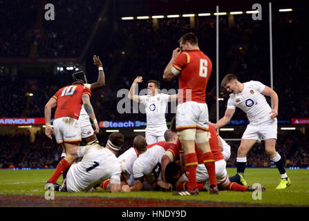 Englands Ben Youngs erhält ersten Versuch seiner Seite wie George Ford (Mitte) und Owen Farrell (rechts) während des Spiels RBS 6 Nations im Fürstentum Stadium, Cardiff feiern. Stockfoto