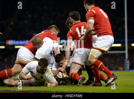 Englands Ben Youngs erhält ersten Versuch seiner Mannschaft während des Spiels RBS 6 Nations im Fürstentum Stadium, Cardiff. Stockfoto