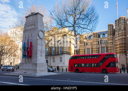 Neue rote Routemaster-Bus neben der Kenotaph in Whitehall. London, UK Stockfoto