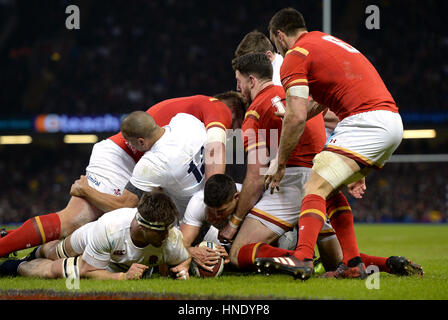 Englands Ben Youngs erhält ersten Versuch seiner Mannschaft während des Spiels RBS 6 Nations im Fürstentum Stadium, Cardiff. Stockfoto