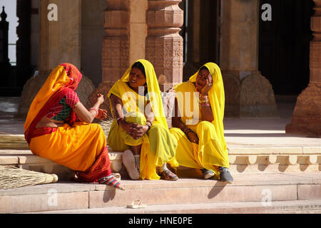 Bunt gekleidete Damen im Chat beim Sitzen auf Schritte in Jaipur. Stockfoto