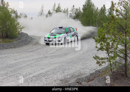 Asbest, Russland, 22. Mai 2016 - Rallye "Ural Chrysotil 2016" 10. Runde des russischen Pokals, Startnummer 5, das Auto Mitsubishi Evolution Stockfoto