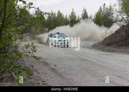 Asbest, Russland, 22. Mai 2016 - Rallye "Ural Chrysotil 2016" 10. Runde des russischen Pokals, Startnummer 5, das Auto Mitsubishi Evolution Stockfoto