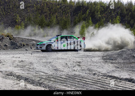 Asbest, Russland, 22. Mai 2016 - Rallye "Ural Chrysotil 2016" 10. Runde des russischen Pokals, Startnummer 5, das Auto Mitsubishi Evolution Stockfoto