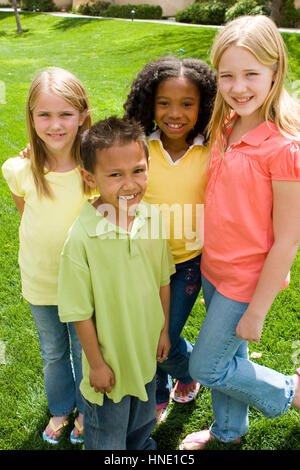 Glücklich vielfältige Gruppe von Kinder außerhalb in einem Park. Stockfoto
